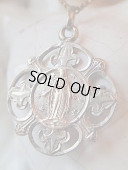 画像2: 【フルールドリスと剣透かし細工】【無原罪の聖母金鍍金】【1908年】フランス・アンティーク＆ヴィンテージメダイ