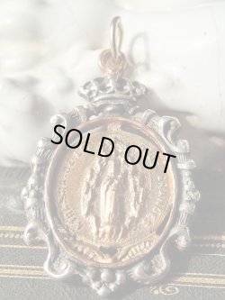 画像2: 【王冠ロカイユ装飾額縁風】【ルーゴ大聖堂大きな目の聖母】スペイン・アンティーク＆ヴィンテージメダイ