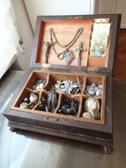 中の聖品類は撮影用です。付属品ではありません。