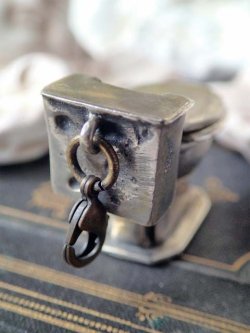 画像9: 【ヴィンテージシルバーミニチュア】【洋式便器型チャーム】イギリス・アンティーク＆ヴィンテージ品