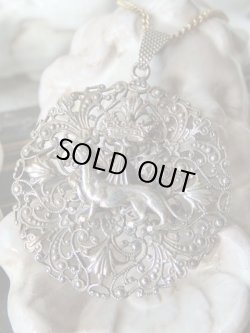 画像2: 【アンヌ・ド・ブルターニュ紋章王冠とエルミーヌ（白オコジョ）】【アラベスク透かし細工大判ペンダントトップ】フランス・アンティーク＆ヴィンテージ品