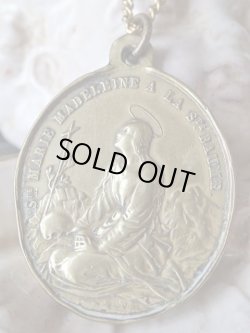 画像2: 【マグダラのマリア】【サントボームの洞窟】【4人の天使に天に運ばれるマグダラのマリア】【真鍮製】フランス・アンティーク＆ヴィンテージメダイ