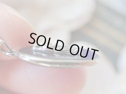 画像8: 【シルバー製枠】【コバルトブルーガラスにシルバーレリーフカメオメダイ】【聖母子とクルシフィクス】フランス・アンティーク＆ヴィンテージメダイ