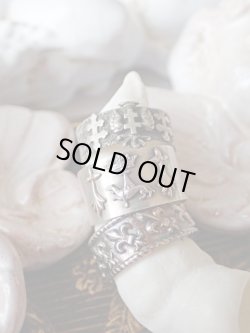 他の紋章リングとの比較（中央）一番下は販売済み、上の王冠鷲紋章リングはサイト未掲載品です。お問い合わせはお気軽にどうぞ