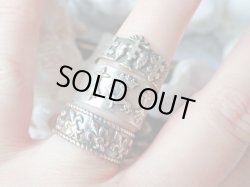 他の紋章リングとの比較（中央）一番下は販売済み、上の王冠鷲紋章リングはサイト未掲載品です。お問い合わせはお気軽にどうぞ