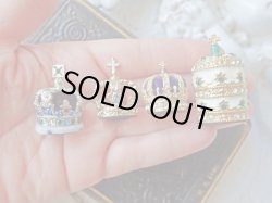 他の王冠との比較（右から2番目）