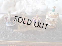 他の王冠との比較（右から2番目）