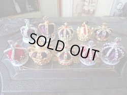 他王冠との比較（後列右端）