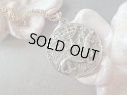 画像2: 【アンヌ・ド・ブルターニュ紋章王冠とエルミーヌ】【ヴォリューミー透かしペンダント】フランス・アンティーク＆ヴィンテージ品