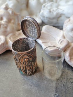 画像7: 【ルルドの聖母総レリーフ円筒型ロザリオケース】【ガラス容器内臓】【ノートルダム頭文字ND蓋】フランス・アンティーク＆ヴィンテージ聖品