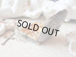 ロザリオは撮影用小物です。付属品ではありません。