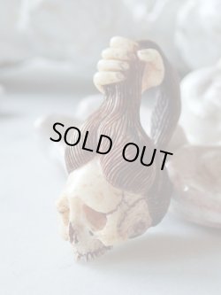 画像7: 【店主コレクション放出品5】髑髏彫刻【女髑髏と幽霊の手】牙製 髑髏作家服部・髑髏根付・提げ物・彫刻・その他髑髏作品