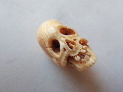 画像12: 【店主コレクション放出品7】髑髏根付・ペンダントトップ【好々爺髑髏2】牙製 髑髏作家服部・髑髏根付・提げ物・彫刻・その他髑髏作品