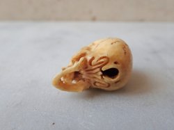 画像6: 【店主コレクション放出品7】髑髏根付・ペンダントトップ【好々爺髑髏2】牙製 髑髏作家服部・髑髏根付・提げ物・彫刻・その他髑髏作品