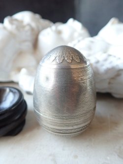 画像4: 【ヴェルメイユ（シルバーに金メッキ）】【エッグ型ピルケース或いはロザリオケース】【タンポポ葉柄】フランス・アンティーク＆ヴィンテージ品