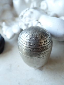 画像7: 【ヴェルメイユ（シルバーに金メッキ）】【エッグ型ピルケース或いはロザリオケース】【タンポポ葉柄】フランス・アンティーク＆ヴィンテージ品