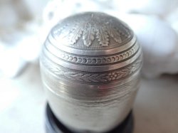 画像9: 【ヴェルメイユ（シルバーに金メッキ）】【エッグ型ピルケース或いはロザリオケース】【タンポポ葉柄】フランス・アンティーク＆ヴィンテージ品