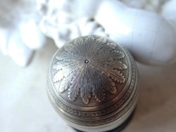 画像8: 【ヴェルメイユ（シルバーに金メッキ）】【エッグ型ピルケース或いはロザリオケース】【タンポポ葉柄】フランス・アンティーク＆ヴィンテージ品