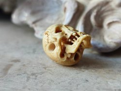 画像7: 【店主コレクション放出品6】数珠・ブレスレット用φ3mm横貫通穴あき髑髏【好々爺髑髏】牙製 髑髏作家服部・髑髏根付・提げ物・彫刻・その他髑髏作品