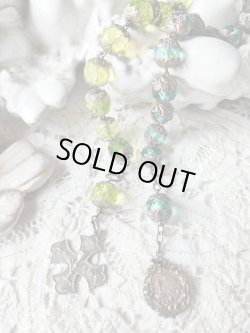 同時掲載のウランガラス珠一連ロザリオブレスレットとの比較