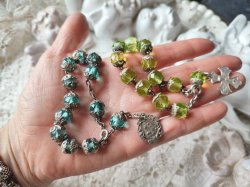 同時掲載のアクアマリンカラーガラス珠一連ロザリオブレスレットとの比較