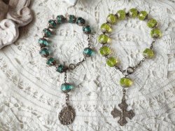 同時掲載のアクアマリンカラーガラス珠一連ロザリオブレスレットとの比較