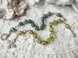 同時掲載のアクアマリンカラーガラス珠一連ロザリオブレスレットとの比較