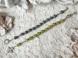 同時掲載のアクアマリンカラーガラス珠一連ロザリオブレスレットとの比較