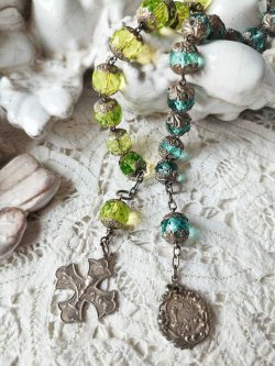 同時掲載のアクアマリンカラーガラス珠一連ロザリオブレスレットとの比較