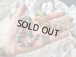 同時掲載のウランガラス珠一連ロザリオブレスレットとの比較