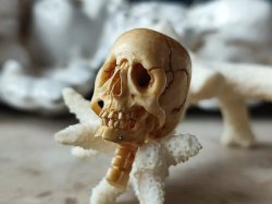 画像4: 【店主コレクション放出品10】ネックレス/根付用着脱可能頚椎付（3×1.6mm楕円穴）髑髏【好々爺頚椎付髑髏根付】牙製 髑髏作家服部・髑髏根付・提げ物・彫刻・その他髑髏作品