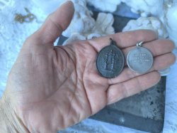 販売中の別のマグダラのマリアメダイとの比較