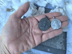 販売中の別のマグダラのマリアメダイとの比較