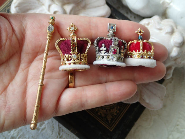 【英国王室王冠ミニチュア】【聖エドワード王冠とイングランド王チャールズ2世王笏のセット】イギリス・アンティーク＆ヴィンテージ品