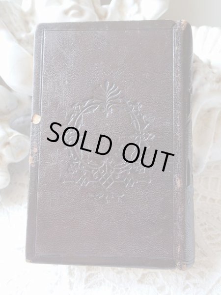 画像2: 【店長の希少個人コレクション放出品4】【革製唐草模様装飾装丁メタルレリーフ嵌め込み祈祷書】【1851年】イタリア・アンティーク＆ヴィンテージ聖品 (2)