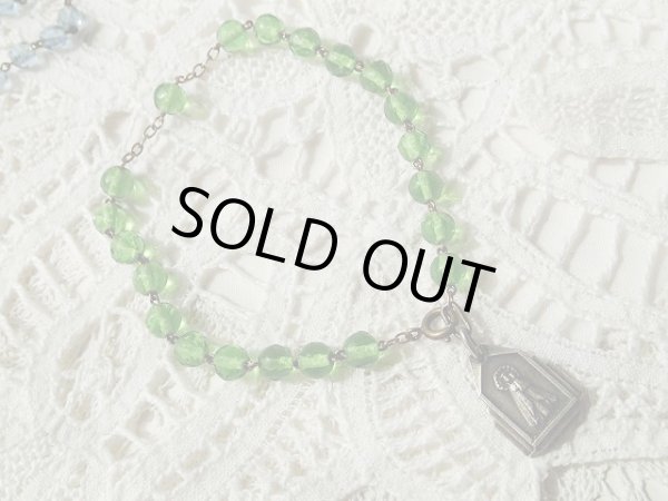 画像2: 【ヴィンテージロザリオパーツ使用ブレスレット】【ガラス丸珠】【カラー：ペリドットグリーン】イタリア・アンティーク＆ヴィンテージロザリオ (2)