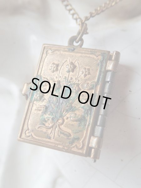 画像3: 【サントジュヌヴィエーヴ】【空色エナメルブック型チャーム】フランス・アンティーク＆ヴィンテージ聖品 (3)