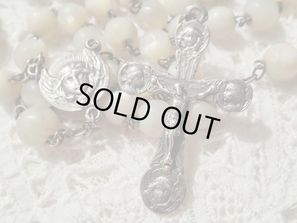 画像2: 【白蝶貝大球】【天使柄センターメダイとクロス】フランス・アンティーク＆ヴィンテージロザリオ (2)