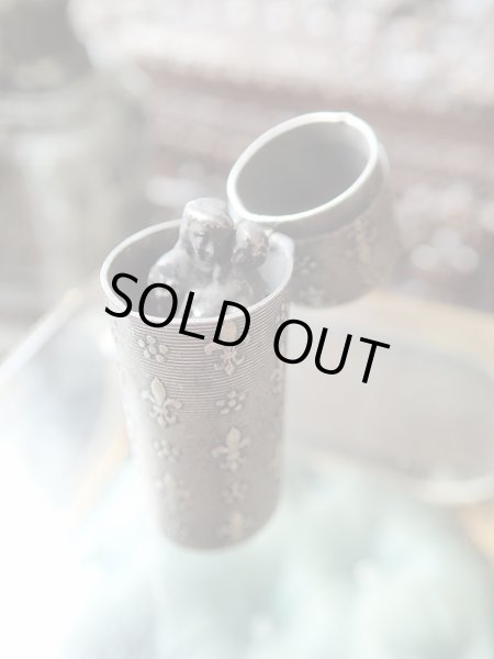 画像2: 【フルールドリス紋様ケース入り聖像】【幼子イエスを抱く聖アントニオ】フランス・アンティーク＆ヴィンテージ聖品 (2)