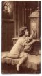 画像1: 【セピアカラー写真風】【祭壇前の少女】【1929年】イタリア・アンティーク＆ヴィンテージホーリーカード (1)