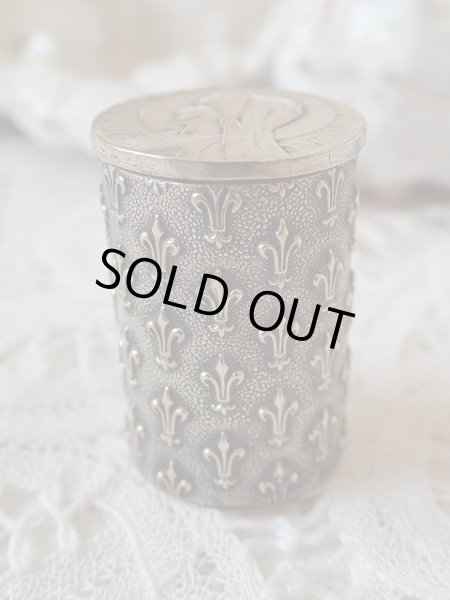 画像2: 【フルールドリス文様聖水入れ（あるいは携帯用聖水盤）】【1905年】フランス・アンティーク＆ヴィンテージ聖品 (2)