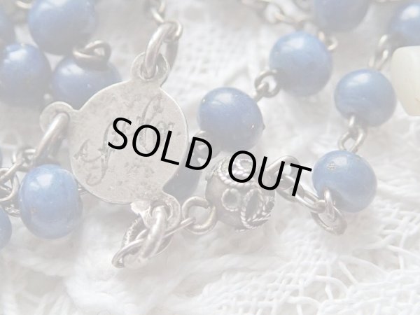 画像9: 【フィリグリー飾り珠と青色樹脂珠】【白蝶貝クロス】【シルバー頬杖天使メダイ】フランス・アンティーク&ヴィンテージロザリオ (9)