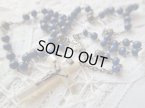 画像2: 【フィリグリー飾り珠と青色樹脂珠】【白蝶貝クロス】【シルバー頬杖天使メダイ】フランス・アンティーク&ヴィンテージロザリオ (2)