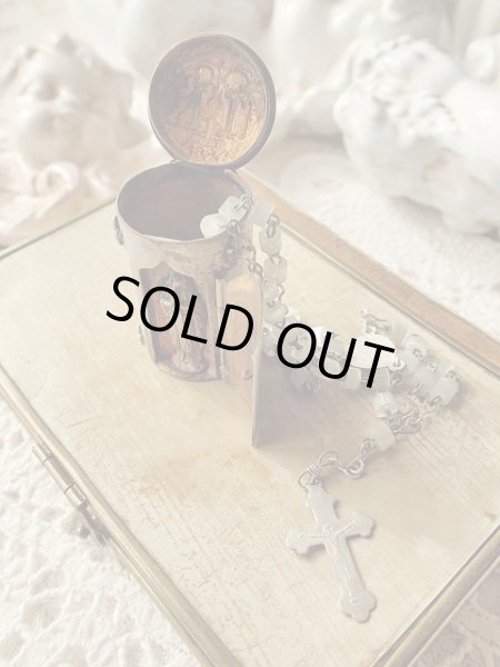 画像2: 【隠し扉聖像付ケース】【ノートルダム頭文字蓋フルールドリス文様】【ロザリオとセット】フランス・アンティーク＆ヴィンテージ聖品 (2)