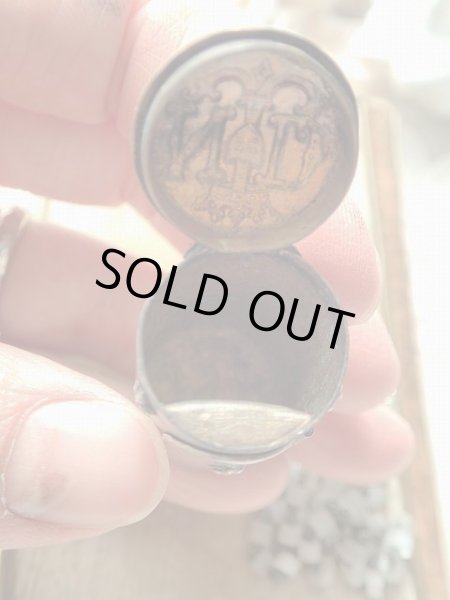 画像14: 【隠し扉聖像付ケース】【ノートルダム頭文字蓋フルールドリス文様】【ロザリオとセット】フランス・アンティーク＆ヴィンテージ聖品 (14)