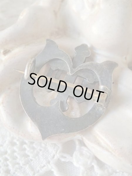 画像4: 【ルルドの聖母】【馬蹄とロレーヌ十字透かしブローチ】フランス・アンティーク＆ヴィンテージ聖品 (4)