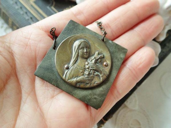 画像5: 【幼きイエスの聖テレーズ】【プレートペンダントトップ】フランス・アンティーク＆ヴィンテージ聖品 (5)