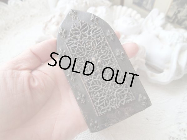 画像13: 【観音開き携帯用小祭壇】【フルールドリス文様ルルドの聖母透かし扉バージョン】フランス・アンティーク＆ヴィンテージ聖品 (13)