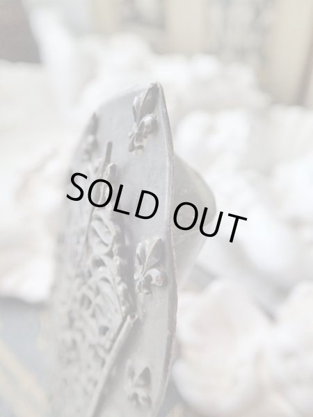 画像17: 【観音開き携帯用小祭壇】【フルールドリス文様ルルドの聖母透かし扉バージョン】フランス・アンティーク＆ヴィンテージ聖品 (17)