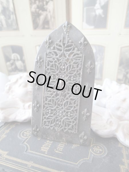 画像2: 【観音開き携帯用小祭壇】【フルールドリス文様ルルドの聖母透かし扉バージョン】フランス・アンティーク＆ヴィンテージ聖品 (2)